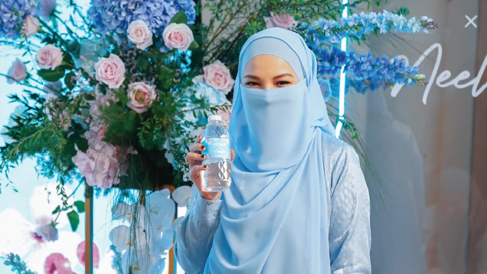 Neelofa with MOMAwater.